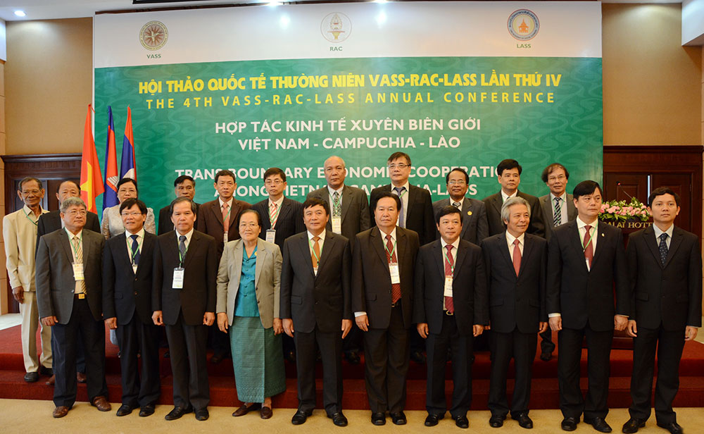 Đại biểu của 3 nước Việt Nam - Lào và Campuchia cùng chụp ảnh lưu niệm