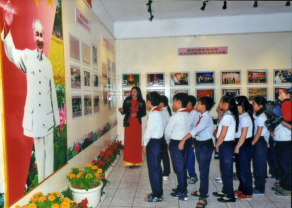Học sinh Trường Đoàn Thị Điểm tham quan và học tập tấm gương đạo đức Hồ Chí Minh. Ảnh: PHAN VĂN EM