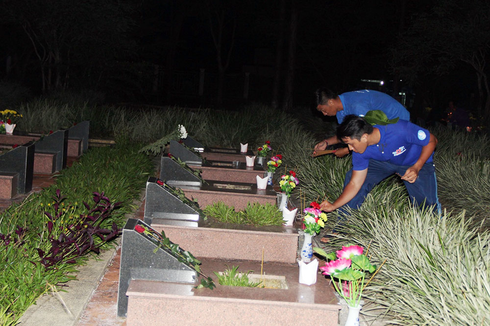 Tuổi trẻ TP Bảo Lộc dâng hương, thắp nến tri ân tại phần mộ các anh hùng, liệt sĩ