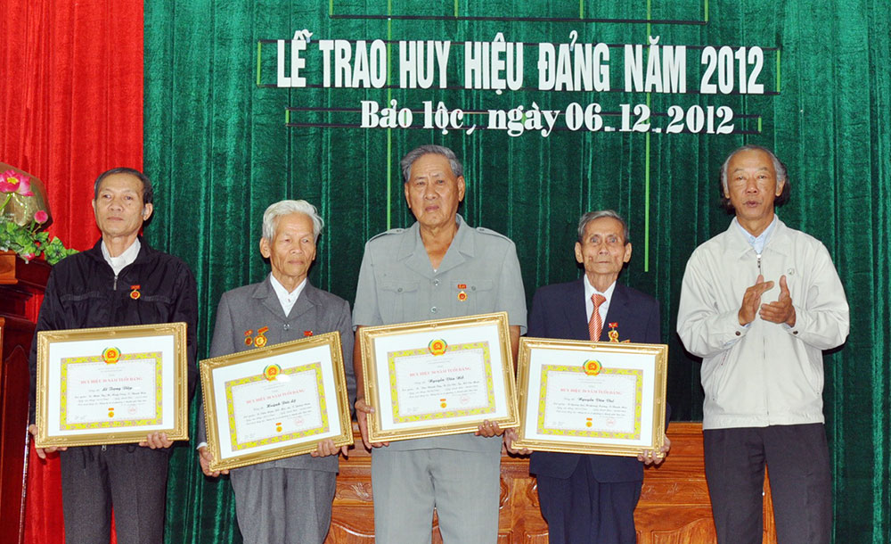 Thành ủy Bảo Lộc trao Huy hiệu Đảng - Ảnh: XUÂN LONG
