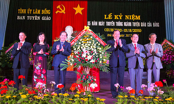 Đồng chí Nguyễn Xuân Tiến - UVTW Đảng, Bí thư Tỉnh ủy, Chủ tịch HĐND tỉnh tặng hoa chúc mừng ngành tuyên giáo của tỉnh