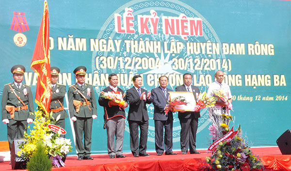 Cán bộ và nhân dân huyện Đam Rông đón nhận Huân chương Lao động hạng Ba