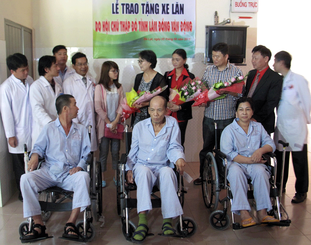 Trao tặng xe lăn cho Bệnh viện Y học cổ truyền Phạm Ngọc Thạch Lâm Đồng