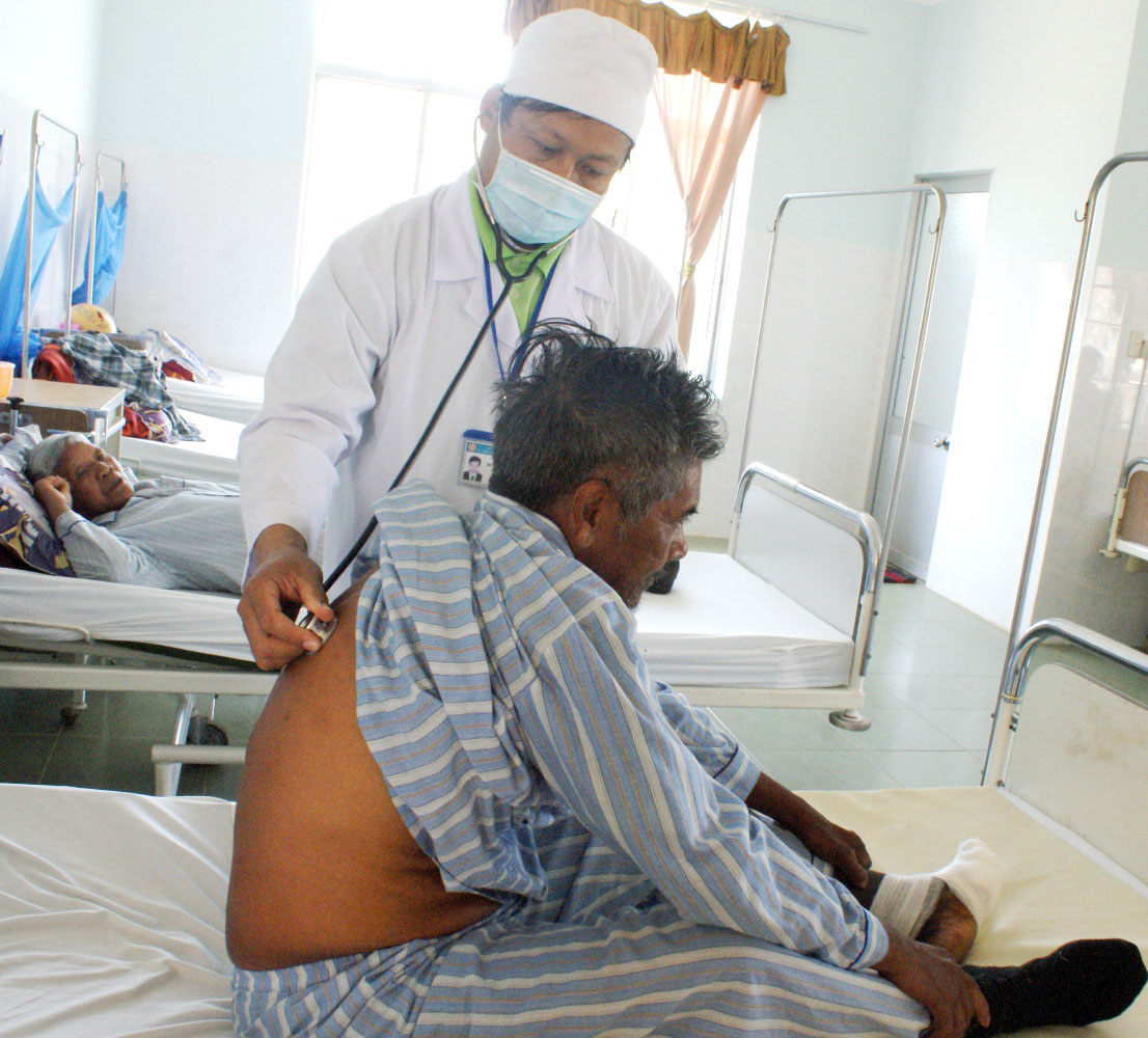 Bác sĩ khám cho bệnh nhân phong tại Khu điều trị phong Di Linh