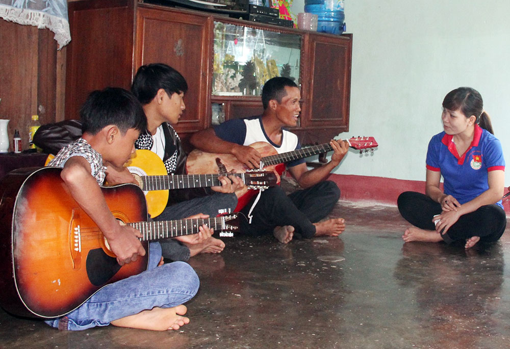 Nhóm thanh niên Châu Mạ đam mê Guitar