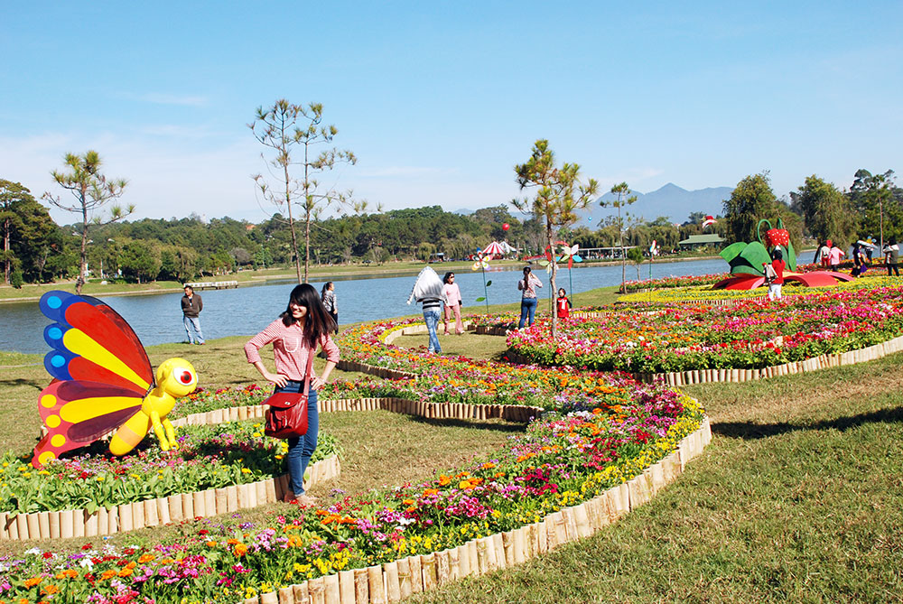 Không gian hoa bên hồ Xuân Hương - Ảnh: Thanh Toàn