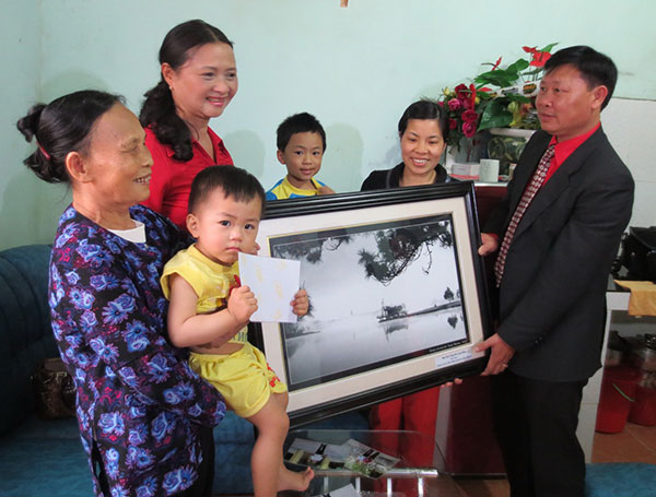 Ông Đỗ Hoàng Tuấn trao quà cho gia đình có chiến sĩ là người Lâm Đồng đang làm nhiệm vụ tại quần đảoTrường Sa