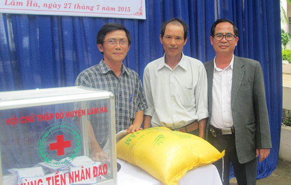 Ông Nguyễn Đức Tài (bên phải) trong lễ khánh thành bếp ăn tình thương tại Trung tâm Y tế Lâm Hà