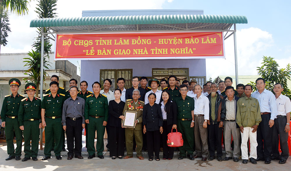 Bộ CHQS tỉnh và UBND huyện Bảo Lâm trao nhà tình nghĩa cho cụ Hoàng Minh Đỏ