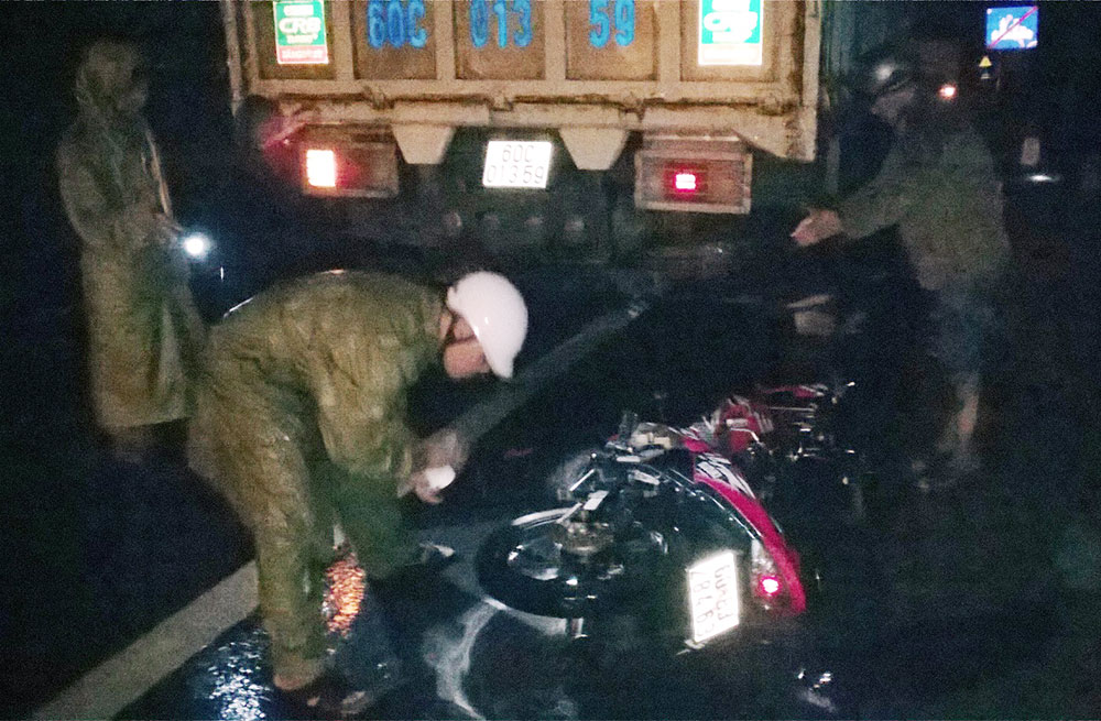 Xe máy tông vào ô tô đậu bên đường, 1 người chết