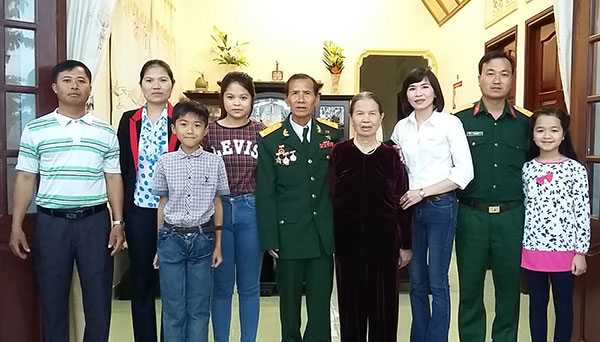 Đại gia đình Anh hùng Ngô Xuân Đệ và con trai là Thiếu tá Ngô Văn Đà - Huyện ủy viên, Chính trị viên Huyện Đội Đức Trọng
