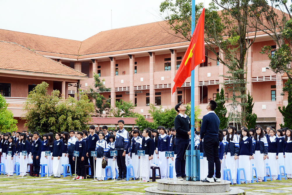 Sáng nay, học sinh Trường THPT Bùi Thị Xuân - Đà Lạt đã làm lễ kéo cờ và bước vào ngày học đầu tiên