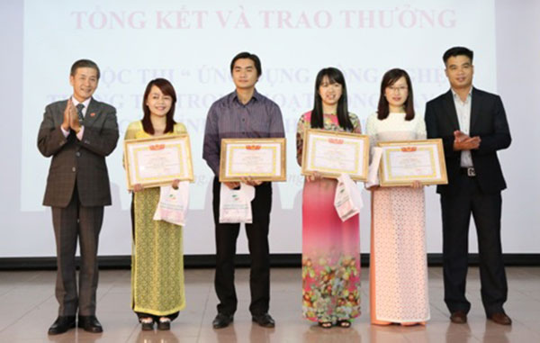 Trao giải nhất cho các giáo viên đoạt giải nhất ở nội dung thi bài giảng E-Learning