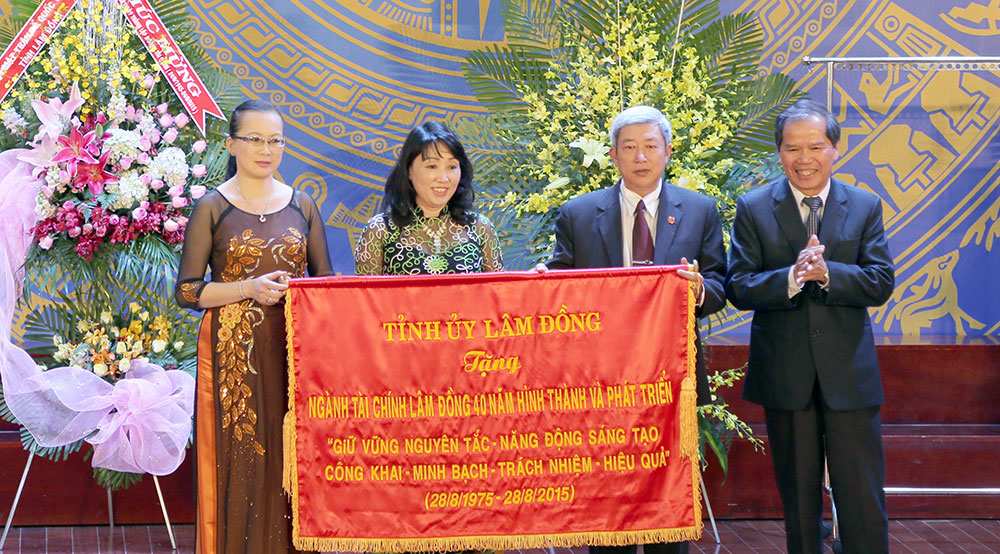 Đ/c Nguyễn Xuân Tiến trao tặng bức trướng cho đại diện các lãnh đạo ngành Tài chính Lâm Đồng