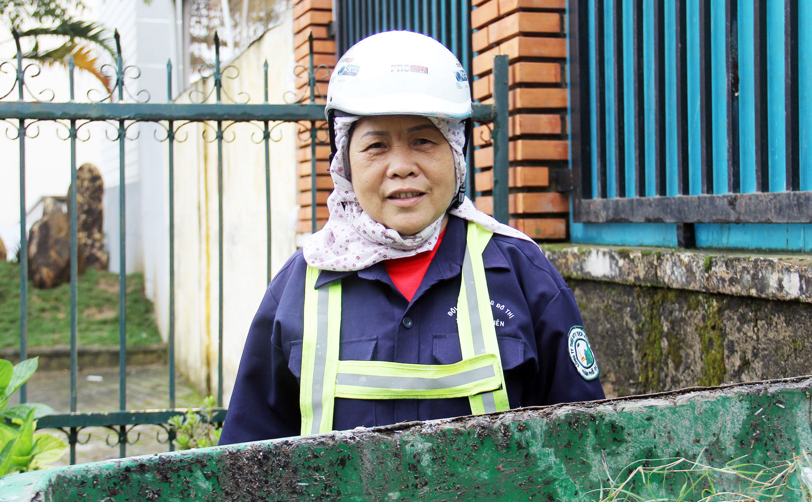 Chị Trịnh Thị Liên lao động trên tuyến đường Lê Hồng Phong.