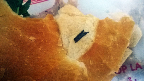 Mẩu dao lam trong ổ bánh mì mua tại cửa hàng bánh mì trên đường La Sơn Phu Tử (ảnh do chị H cung cấp) 