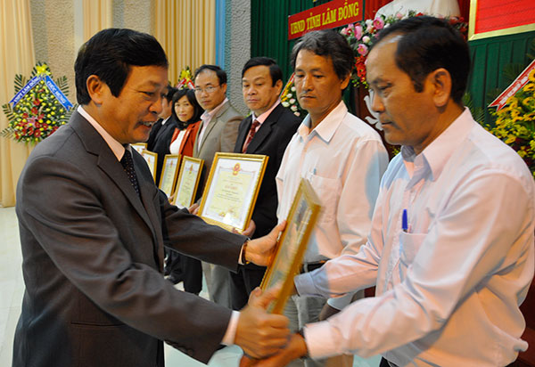 Chủ tịch UBND tỉnh Đoàn Văn Việt tặng Bằng khen cho các tập thể đạt thành tích xuất sắc trong phong trào Toàn dân bảo vệ ANTQ. Ảnh: Hữu Túc