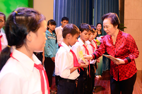 Phó Chủ tịch nước trao tặng 120 suất học bổng "Cùng em đến trường" cho trẻ em có hoàn cảnh đặc biệt, khó khăn tỉnh Lâm Đồng
