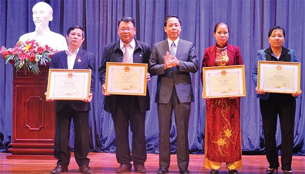 Phó Chủ tịch UBND tỉnh tặng Bằng khen cho các cá nhân ngành Tư pháp Lâm Đồng - Ảnh: Hữu Túc