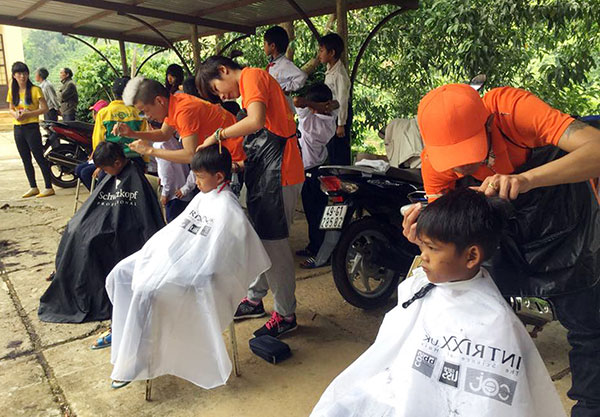 Học sinh tiểu học còn được các cô chú đến từ 3 tiệm cắt tóc ở Đà Lạt cắt tóc miễn phí. 