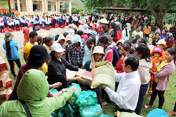 Các mạnh thường quân trao 342 suất quà cho 342 hộ dân gồm gạo, mì tôm, dầu ăn, bánh kẹo…, mỗi phần quà trị giá 193 ngàn đồng