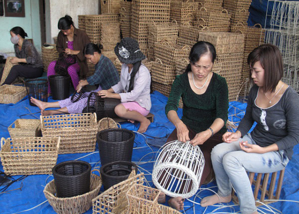 Dạy nghề mây tre đan cho phụ nữ tại cơ sở của chị Phạm Thị Tâm, ở tổ dân phố 3 - thị trấn Madaguôi (Đạ Huoai)