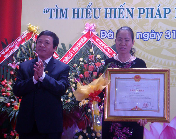 Ông Đoàn Văn Việt - Phó Bí thư Tỉnh ủy, Chủ tịch UBND tỉnh trao tặng Bằng khen của Thủ tướng Chính phủ cho bà Lê Thị Hạ