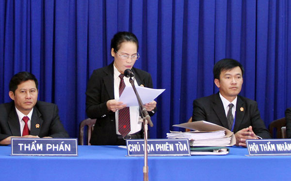 Thẩm phán Hoàng Thị Minh Hương đọc bản tuyên án vụ án giết người ở xã Tà Nung