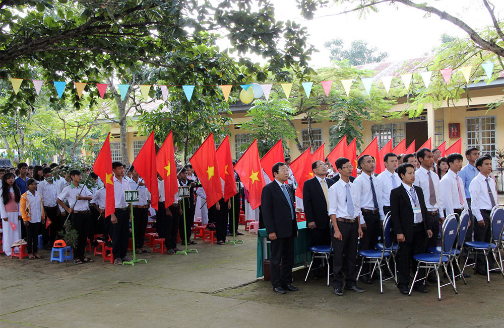 Đồng chí Vũ Công Tiến chào cờ trong lễ khai giảng cùng thầy và trò trường THPT Đạ Tông