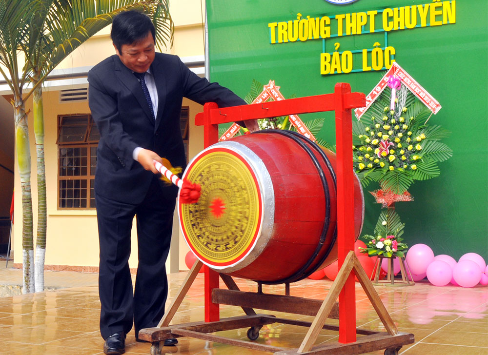 Đồng chí Đoàn Văn Việt đánh trống khai giảng tại Trường THPT chuyên Bảo Lộc
