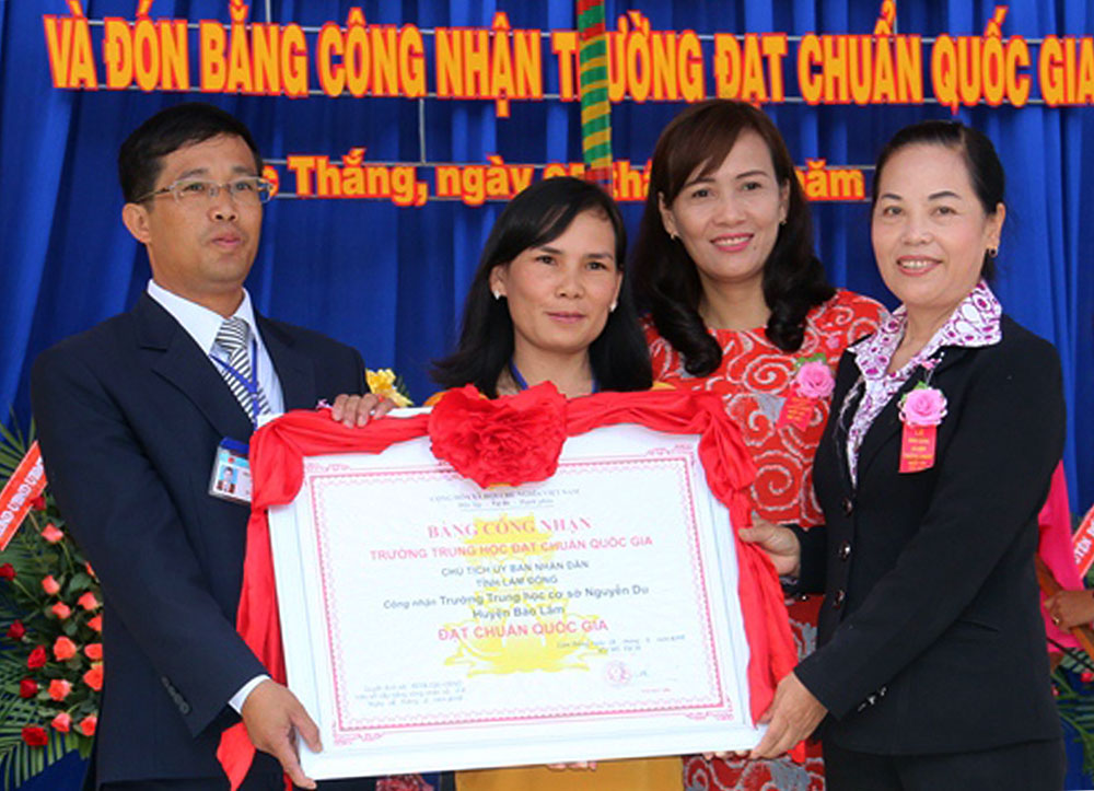 Đồng chí Hoàng Thị Thu Hồng trao Bằng công nhận Trường THCS Nguyễn Du đạt chuẩn Quốc gia