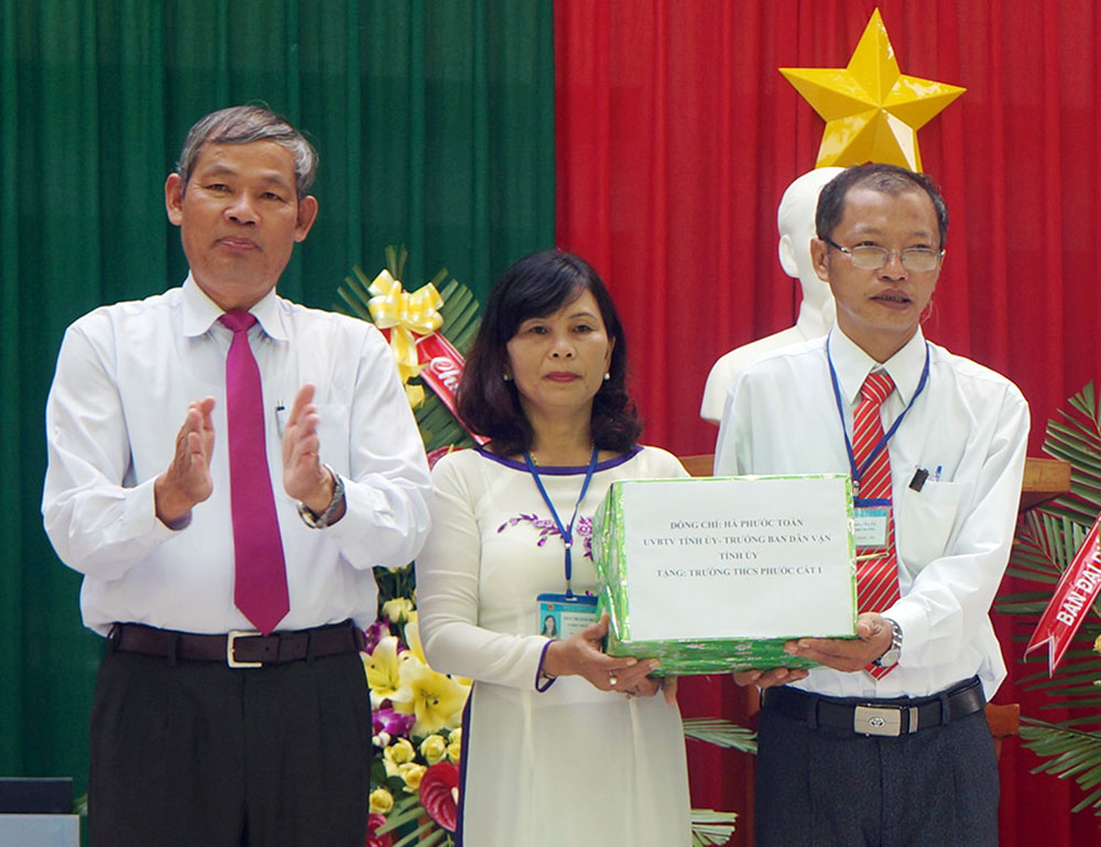 Đồng chí Hà Phước Toản tặng quà tập thể nhà trường