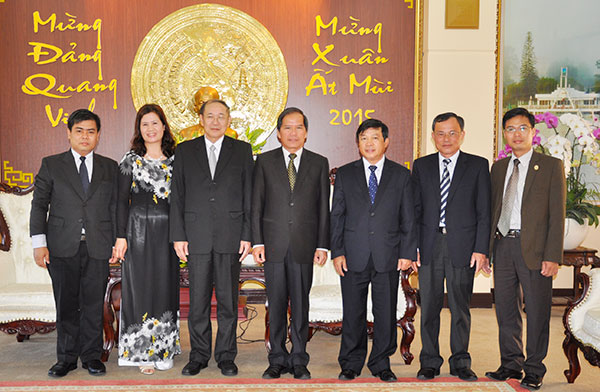 Lãnh đạo tỉnh Lâm Đồng chụp hình lưu niệm với ngài Tổng Lãnh sự