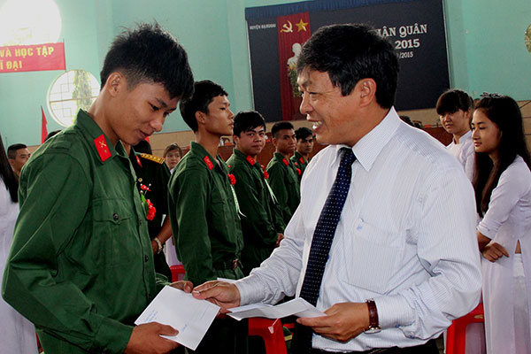 Đồng chí Đoàn Văn Việt động viên thanh niên Đạ Huoai lên đường nhập ngũ