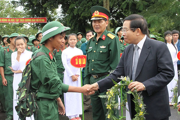 Đồng chí Vũ Công Tiến động viên tân binh TP Bảo Lộc lên đường nhập ngũ