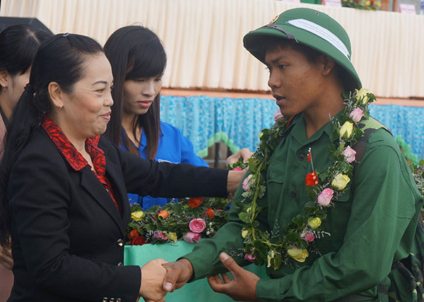 Đồng chí Hoàng Thị Thu Hồng - Ủy viên Ban Thường vụ Tỉnh ủy, Phó Chủ tịch Thường trực HĐND tỉnh tặng hoa các tân binh