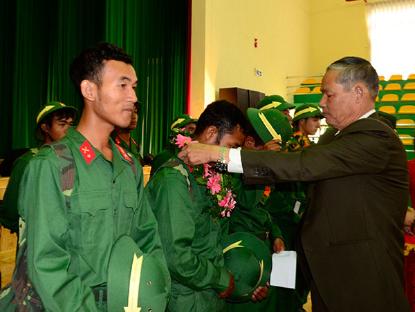 Đồng chí Hà Phước Toản - UVBTV, Trưởng Ban Dân vận Tỉnh ủy tặng hoa động viên các tân binh lên đường nhập ngũ