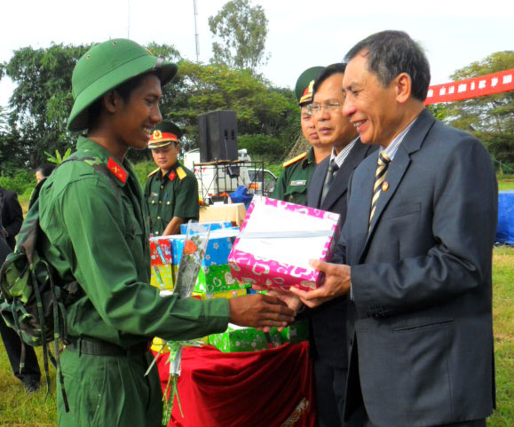 Đồng chí Phạm Kim Khang – UVBTV Tỉnh ủy, Chủ tịch UBMTTQ tỉnh trao quà cho các tân binh trước khi lên đường làm nhiệm vụ