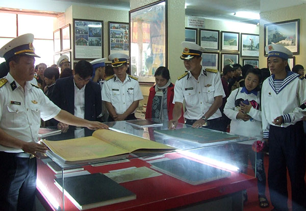 Lực lượng Hải quân Trường Sa tham quan triển lãm