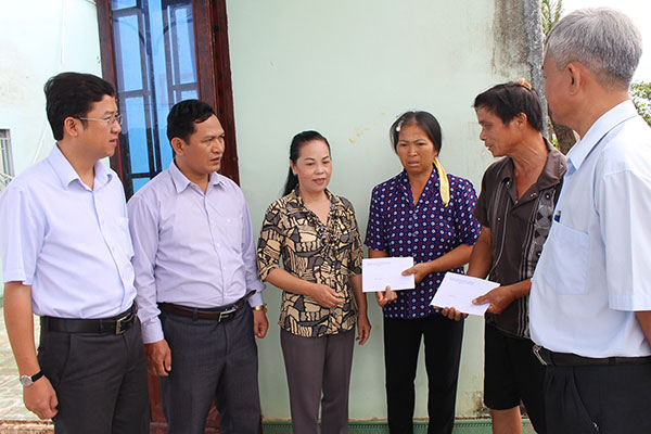 Đồng chí Hoàng Thị Thu Hồng thăm và động viên các gia đình có người bị thương trong trận lốc xoáy