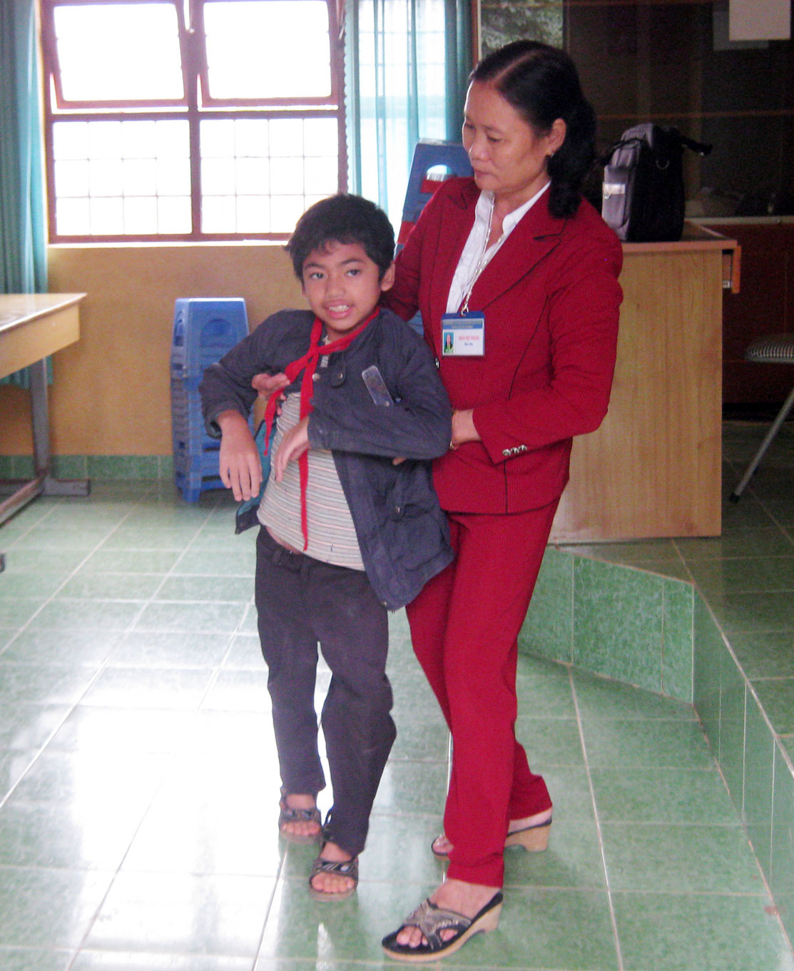 Học sinh A Ghe được cô giáo Phụng dìu về sau buổi học