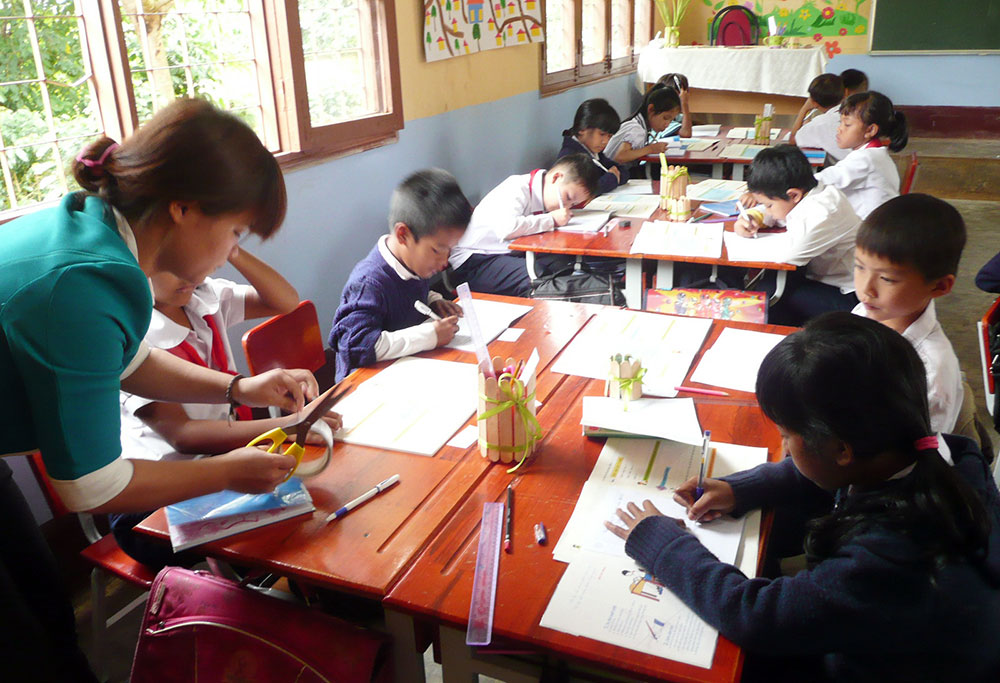 Trong giờ học của một lớp học tại Trường Tiểu học Tà Nung