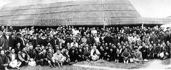  Ngày 9/12/1961, về thăm quê nhà lần thứ hai, Bác Hồ chụp ảnh với chiến sĩ phong trào Xô viết Nghệ - Tĩnh 1930 - 1931 (ảnh tư liệu)