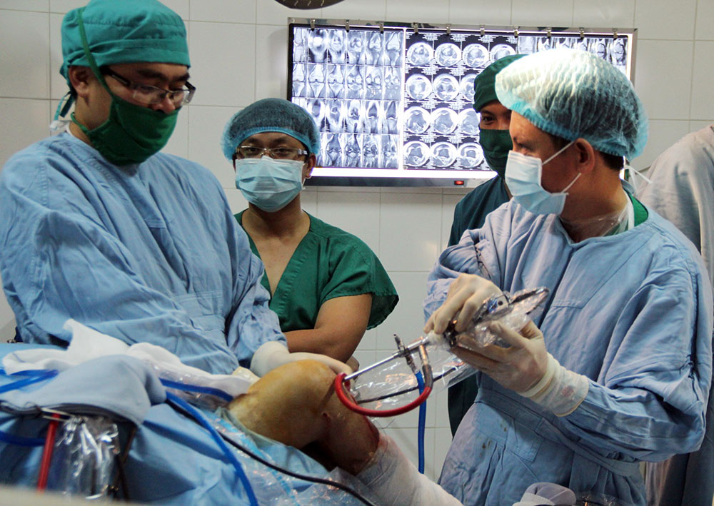 BS Bệnh viện Y Dược Tp.HCM chuyển giao kỹ thuật phẫu thuật nội soi tái tạo dây chằng khớp gối cho các BS Khoa Ngoại BVĐK Lâm Đồng
