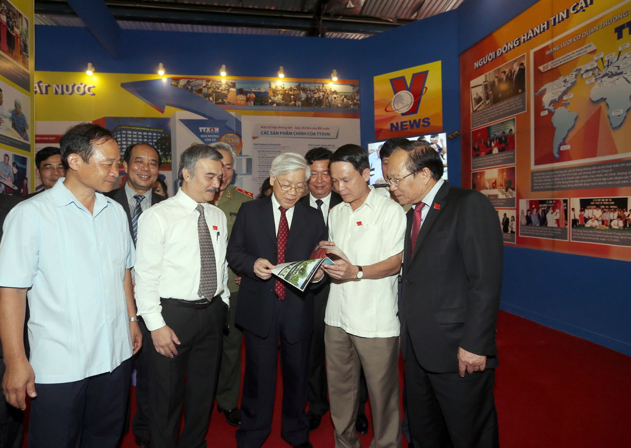 Tổng Bí thư Nguyễn Phú Trọng thăm gian trưng bày của TTXVN tại Triển lãm Thành tựu kinh tế - xã hội năm 2015, ngày 2/9/2015. Tác giả: Trí Dũng - TTXVN