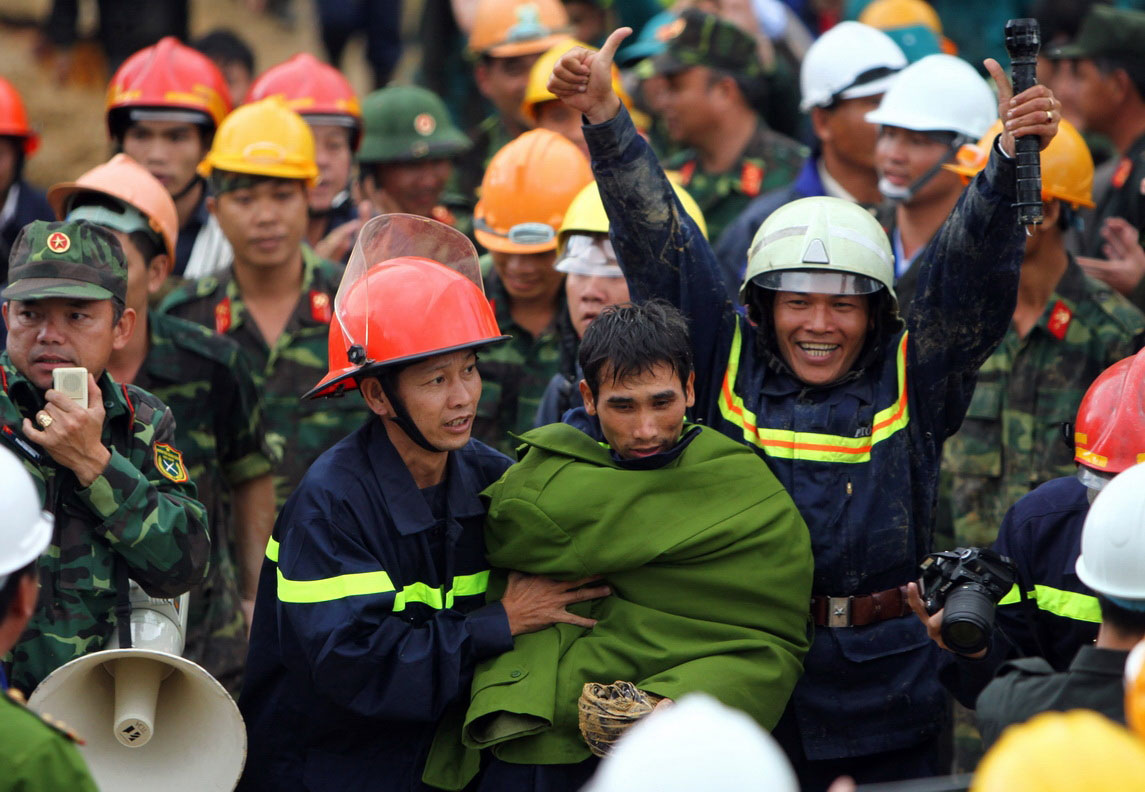 Ngày 19/12/2014, giải cứu thành công 12 công nhân bị nạn ở hầm thủy điện Đạ Dâng (Lâm Đồng). Trong ảnh, lực lượng cứu nạn đưa một công nhân bị mắc kẹt ra ngoài an toàn. Tác giả: Dương Giang – TTXVN (Giải A Giải Báo chí Quốc gia năm 2014)