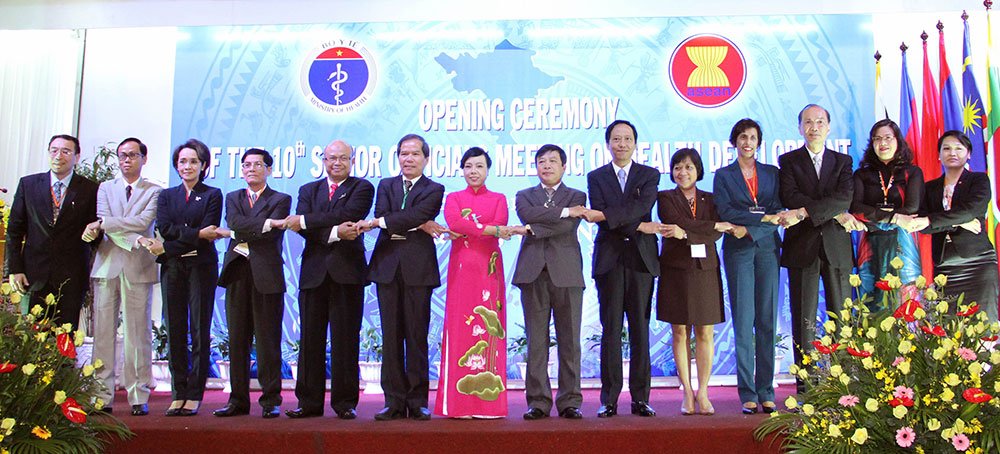 Lãnh đạo tỉnh Lâm Đồng cùng trưởng đoàn các Quan chức cao cấp về Phát triển Y tế 10 nước ASEAN cùng siết chặt tay thể hiện sự cam kết vì sức khỏe tốt hơn cho cộng đồng ASEAN. Ảnh: MAI VĂN BẢO