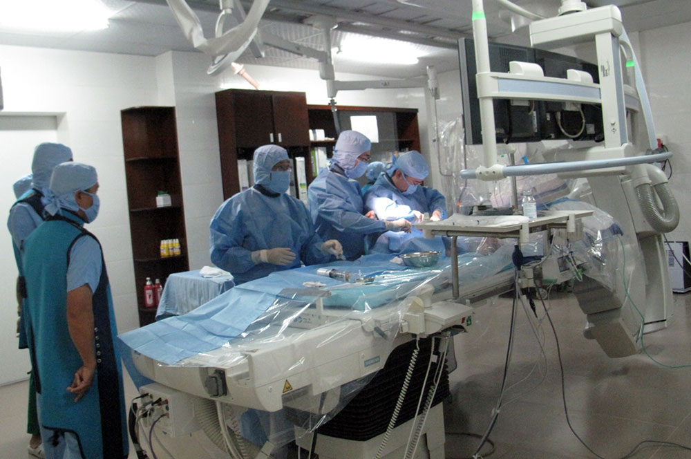 Ekíp đặt stent động mạch vành cho bệnh nhân đầu tiên do BS Nguyễn Hải Cường - Trưởng êkíp đã hoàn thành những khâu cuối cùng