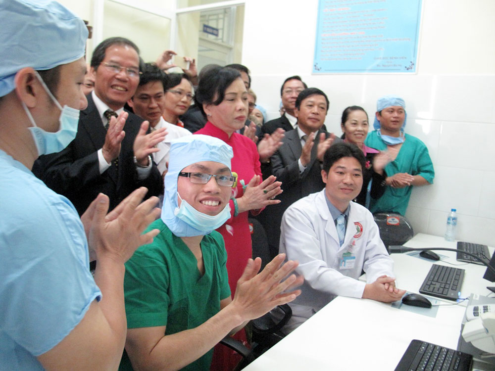 Lãnh đạo Bộ Y tế, tỉnh Lâm Đồng cùng các bác sĩ theo dõi và vỗ tay chúc mừng thành công ca đặt stent cho bệnh nhân đầu tiên của Đơn vị Tim mạch can thiệp  -BVĐK Lâm Đồng