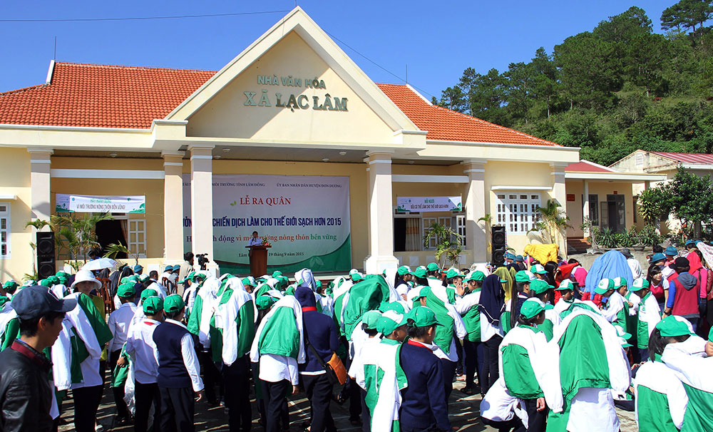 Đông đảo cán bộ, nhân dân và học sinh tham gia lễ ra quân tại xã Lạc Lâm